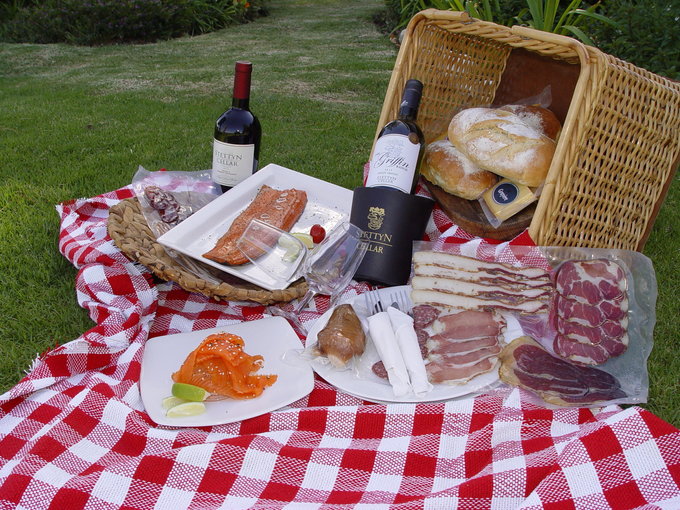 14 YOU CAN ENJOY A GOURMET PICNIC ON THE SHORES OF THE THEEWATERSKLOOF DAM AT THE APHFRODISIAC SHACK SMOKEHOUSE